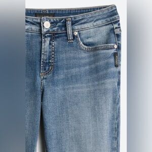 SUPER comfy 💕 Silver Jeans Co, 8P, indigo, mid rise bootcut jeans w/stretch.